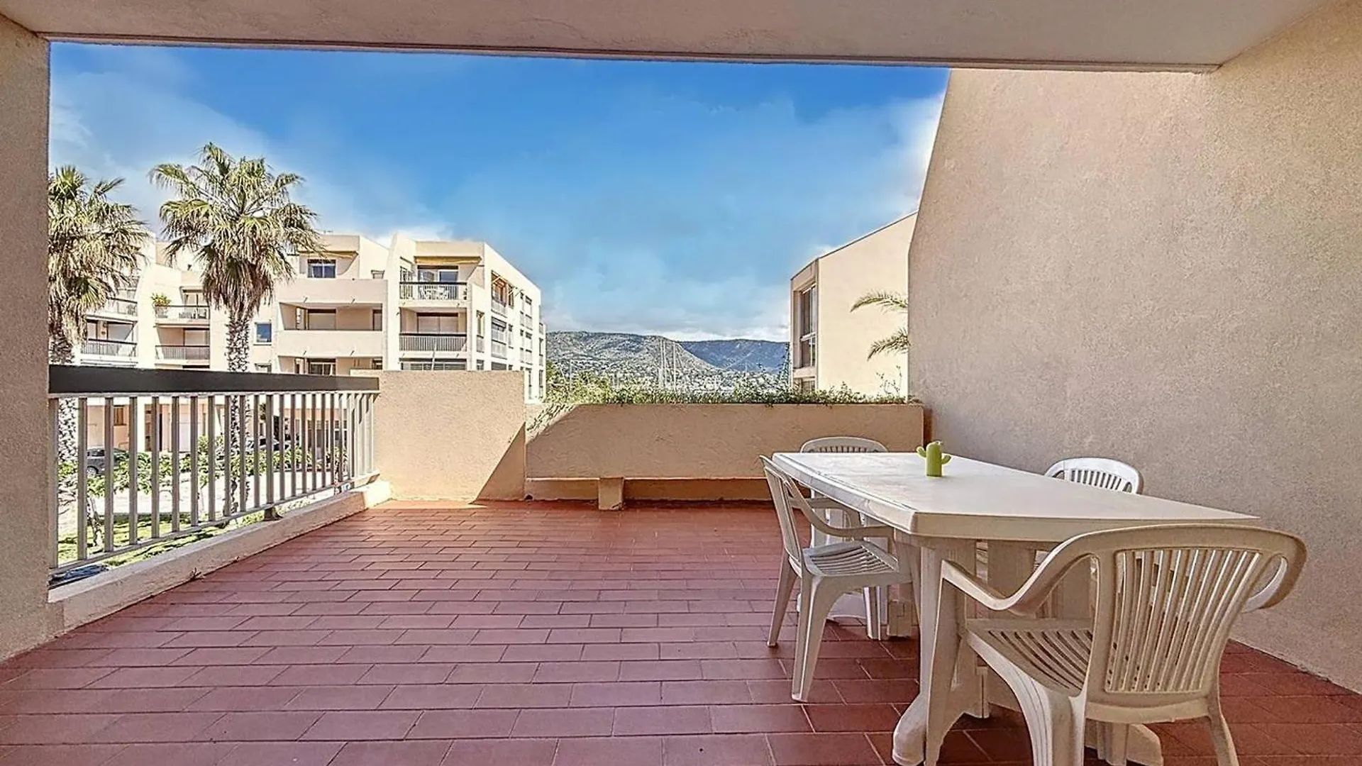 Studio Climatise Avec Grande Terrasse A Bormes - Fr-1-610-109